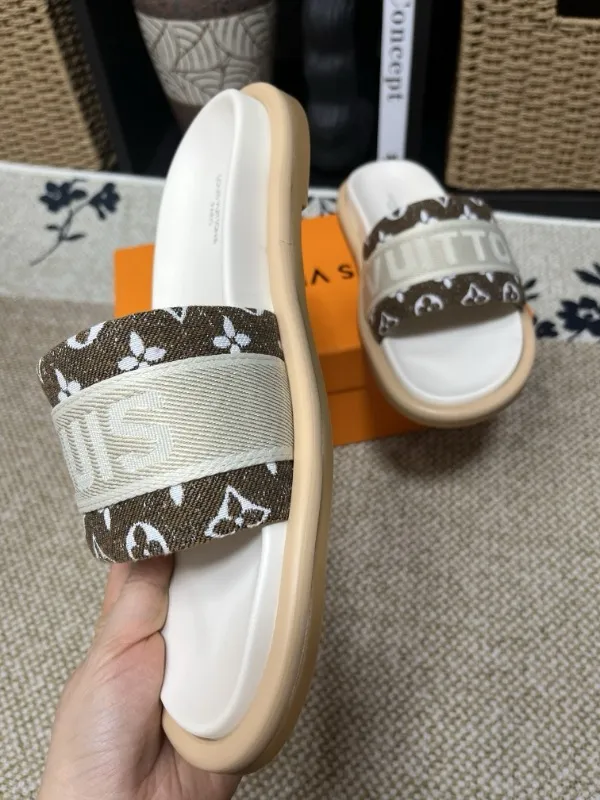 P320💰[New model] Long-term availability, 2025 new model, couple model [LOUlS VUlTTON] comes with drawer box, bag, card, invoice "Louis Vuitton ~ unique modern sandals. 》LV counter purchasing 🏃Men's and women's casual slippers, sold at the same time at the counter, the original old flower material upper is soft and comfortable, (refuses to discolor and rub the feet) sole: original factory special combination original sole, code number: 35--46 4 multiple colors 🉑️ to choose from